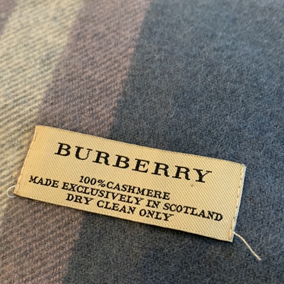 100% Cashmere Burberry Scarf - Picture 2 of 5